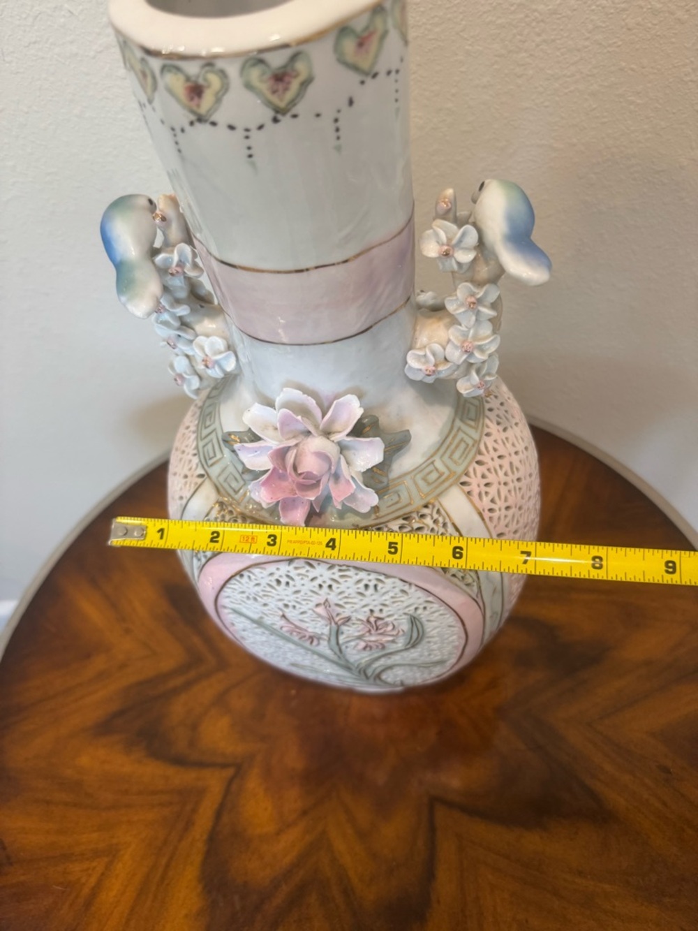 Beautiful vintage Chinese reticulated vase with birds, butterflies and flowers - Picture 15 of 16